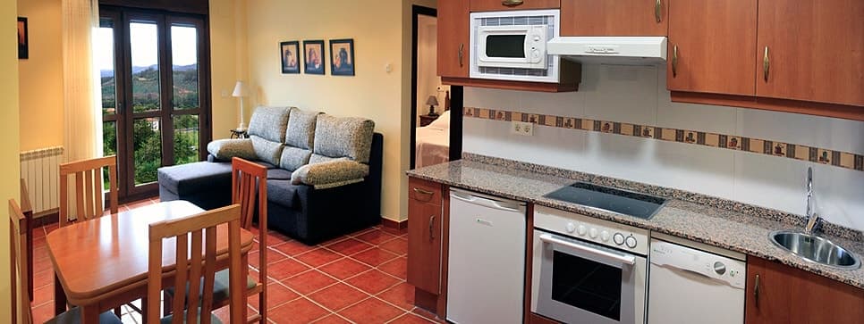 Cocina y salón de uno de los apartamentos